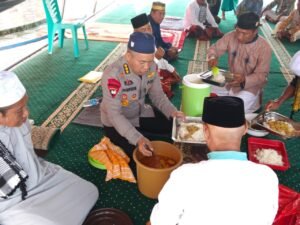 Usai Salat Jumat, Dansatgas SAR Brimob Makan Bersama Warga Terdampak Gempa di Reo